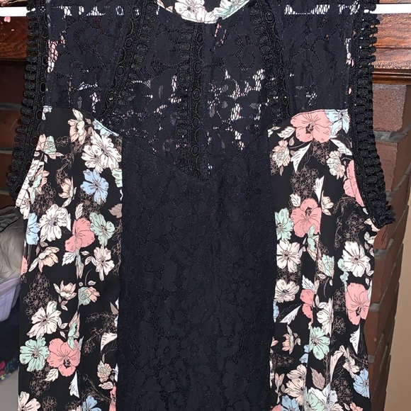 NWOT Self Esteem Black Floral & Lace Detail Sleeveless Halter Style Keyhole Top - Picture 8 of 11